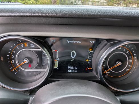 Used 2022 Jeep Gladiator Overland w/ Cold Weather Group AWD/4WD image 26