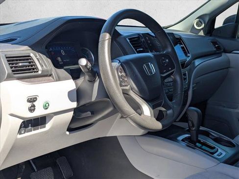 Used 2020 Honda Pilot EX image 2