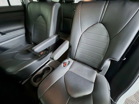 Used 2023 Toyota Highlander XLE image 24