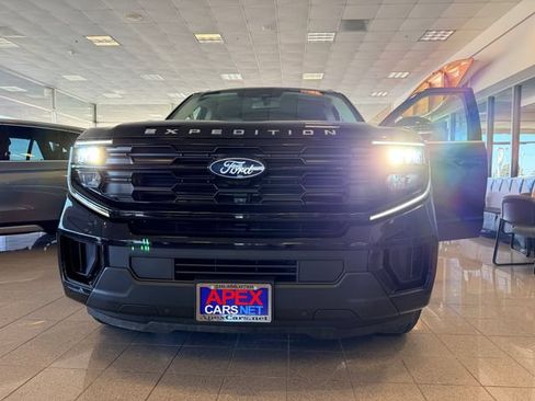 Used 2026 Ford Expedition Active AWD/4WD image 2