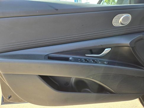 Used 2025 Hyundai Elantra Limited FWD image 15
