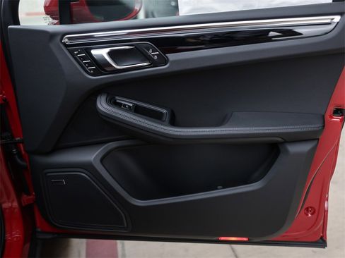 Used 2025 Porsche Macan image 36