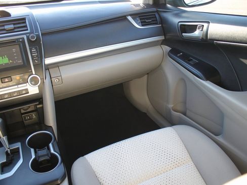 Used 2014 Toyota Camry LE image 7