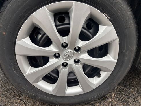 Used 2025 Toyota Corolla LE image 28