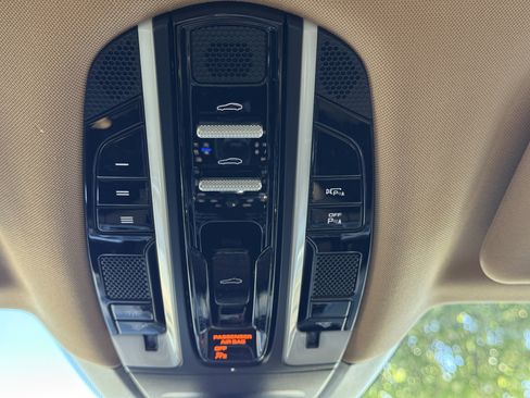 Used 2018 Porsche Panamera image 33