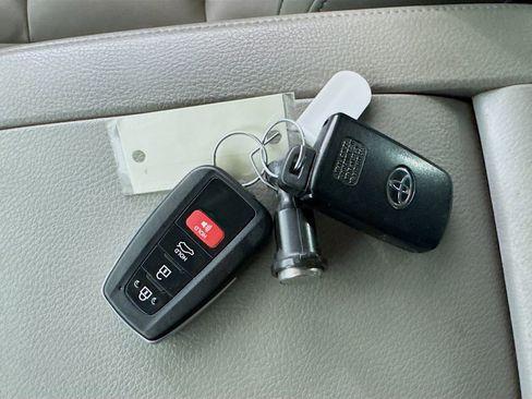 Used 2019 Toyota Highlander XLE AWD/4WD image 28