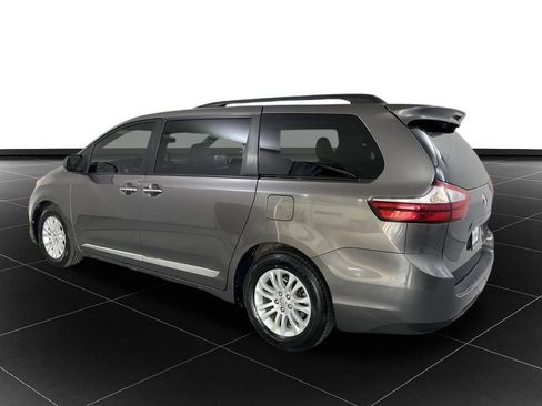 Used 2017 Toyota Sienna XLE image 3