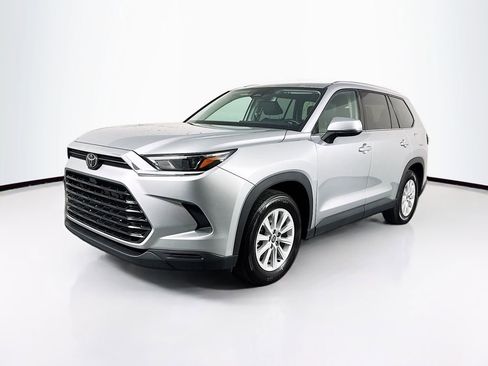 Used 2024 Toyota Grand Highlander XLE image 3