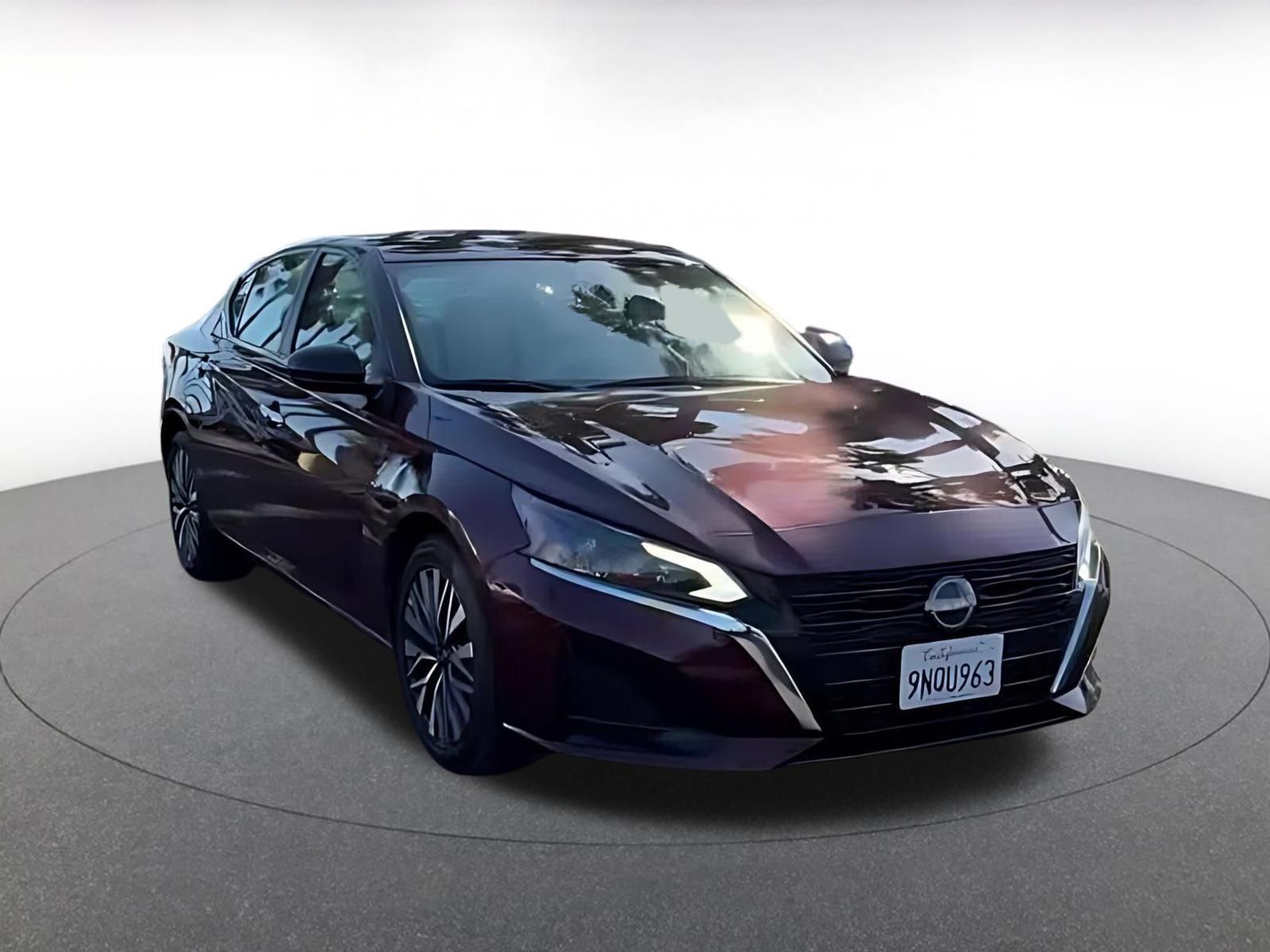 Used 2025 Nissan Altima 2.5 SV FWD image 3