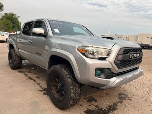 Used 2017 Toyota Tacoma TRD Sport AWD/4WD image 8