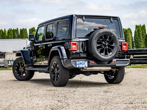 Used 2025 Jeep Wrangler Unlimited Sahara AWD/4WD image 8