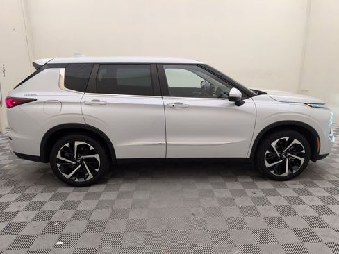 Used 2022 Mitsubishi Outlander SE image 2