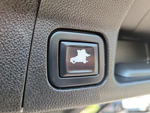 Used 2021 GMC Acadia SLT w/ Technology Package FWD image 14
