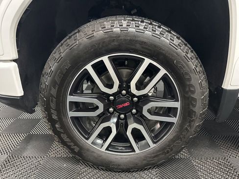 Used 2025 GMC Sierra 1500 AT4 w/ AT4 Premium Package AWD/4WD image 37