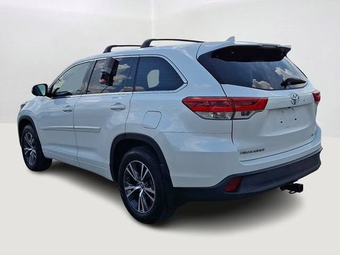 Used 2018 Toyota Highlander Plus w/ Carpet Mat Package (TMS) AWD/4WD image 4