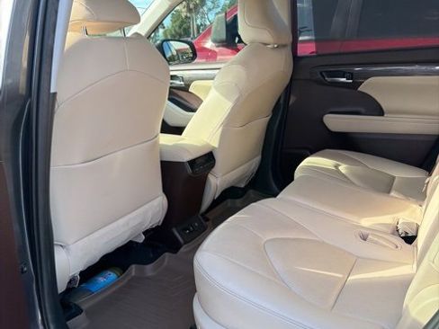 Used 2020 Toyota Highlander Limited image 17