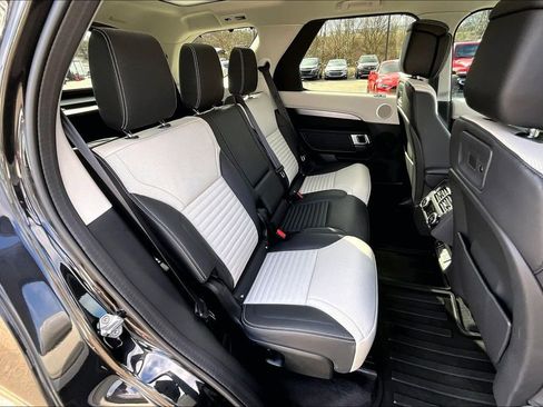 Used 2025 Land Rover Discovery Dynamic SE image 27