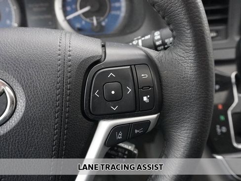 Used 2018 Toyota Sienna XLE w/ XLE Navigation Package image 6