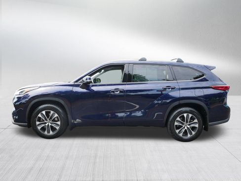 Used 2022 Toyota Highlander XLE AWD/4WD image 4