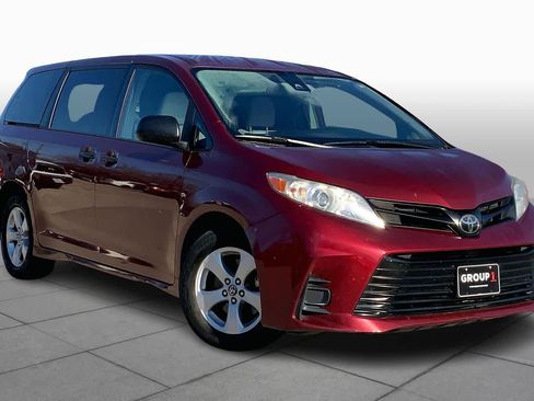 Used 2018 Toyota Sienna L image 3