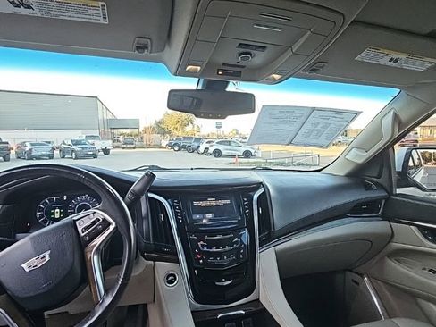 Used 2019 Cadillac Escalade 2WD image 12