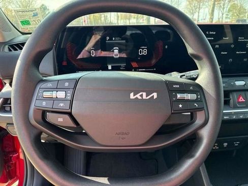 Used 2025 Kia K4 LXS image 30