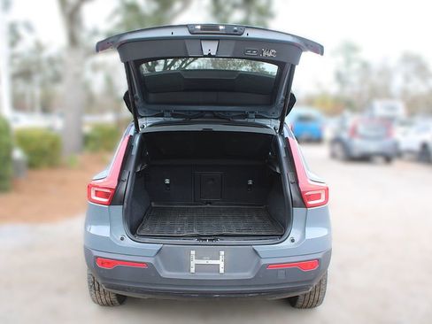 Used 2021 Volvo XC40 T5 R-Design image 9