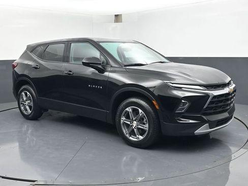 Used 2023 Chevrolet Blazer LT FWD image 2