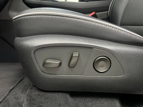 Used 2025 Buick Enclave Preferred AWD/4WD image 13