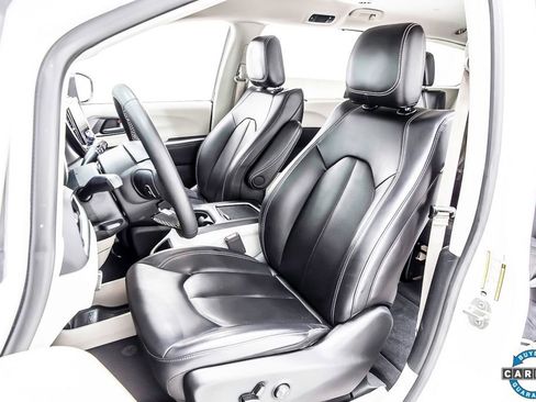 Used 2023 Chrysler Pacifica Touring-L image 26