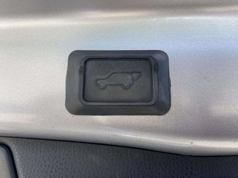 Used 2019 Toyota RAV4 XLE Premium FWD image 11