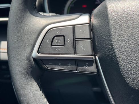 Used 2023 Toyota Highlander Bronze Edition FWD image 22