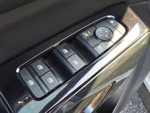 Used 2022 Nissan Pathfinder SV image 13