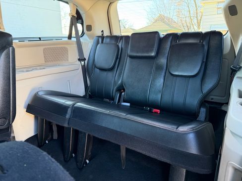 Used 2015 Chrysler Town & Country Touring-L w/ Driver Convenience Group image 9