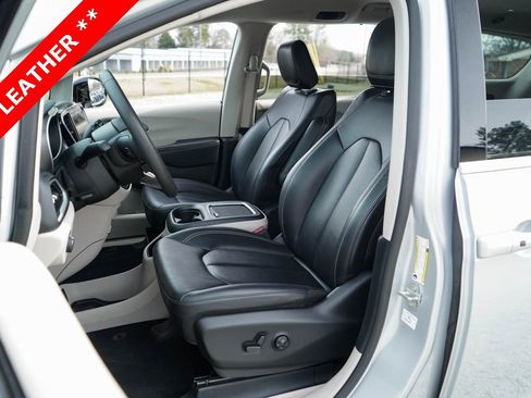 Used 2024 Chrysler Pacifica Touring-L image 7