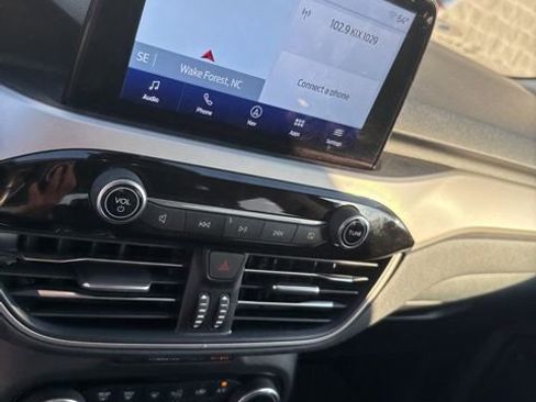 Used 2022 Ford Escape SE w/ SE Sport Appearance Package image 9