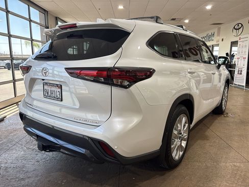 Certified 2026 Toyota Highlander Limited AWD/4WD image 2