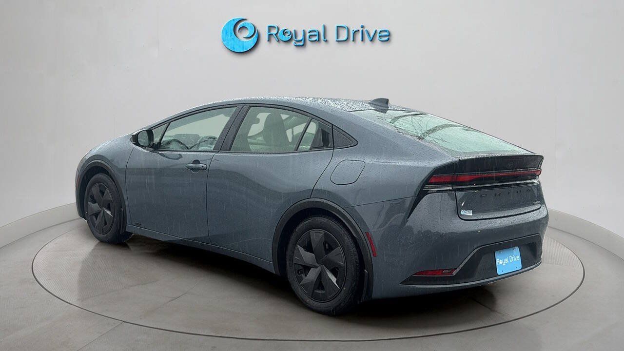 Used 2024 Toyota Prius LE AWD/4WD image 4