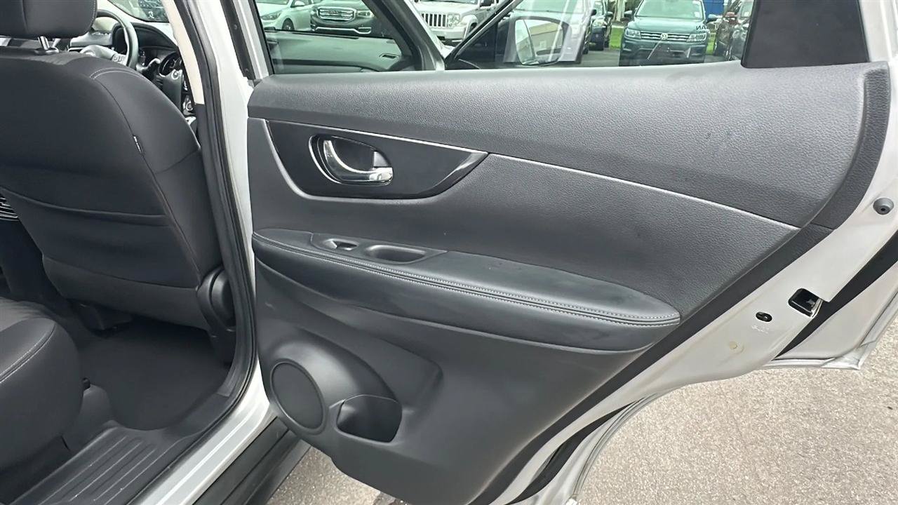 Used 2017 Nissan Rogue SV w/ SV Premium Package AWD/4WD image 30