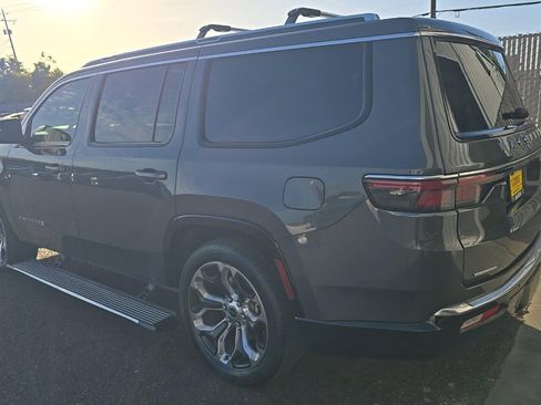 Used 2022 Jeep Wagoneer Series III w/ Premium Group I AWD/4WD image 6