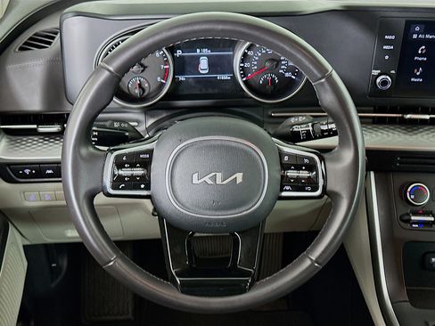 Used 2024 Kia Carnival LX image 18
