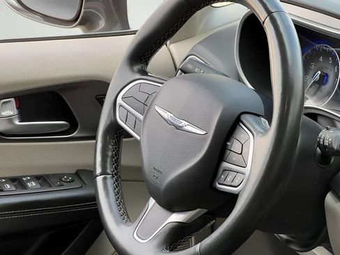 Used 2021 Chrysler Pacifica Touring-L FWD image 29