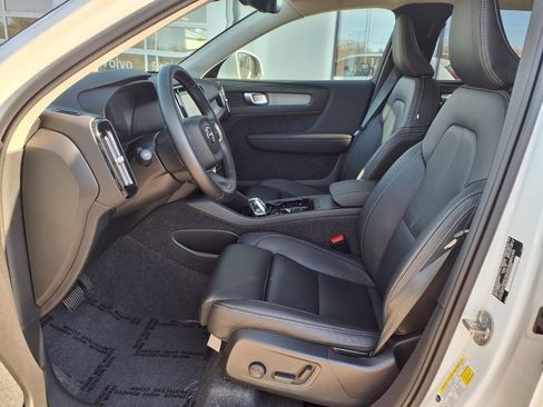 Certified 2025 Volvo XC40 B5 Plus AWD/4WD image 7