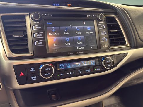 Used 2019 Toyota Highlander XLE AWD/4WD image 28