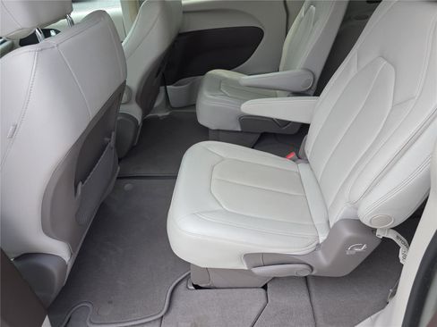 Used 2020 Chrysler Pacifica Touring-L FWD image 14