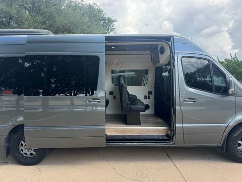 Used 2019 Mercedes-Benz Sprinter 2500 image 18