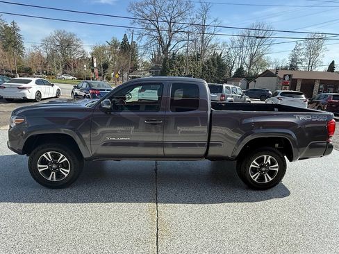 Used 2017 Toyota Tacoma TRD Sport image 3