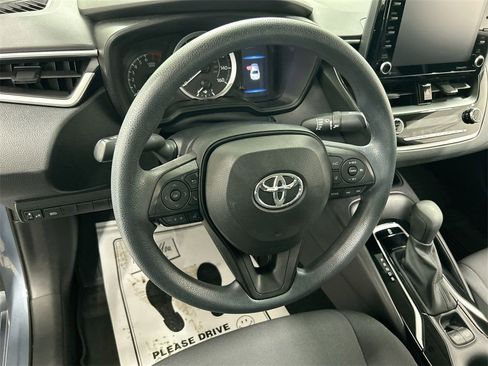 Used 2022 Toyota Corolla LE image 4
