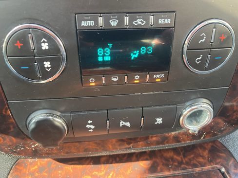 Used 2010 GMC Yukon Denali image 25