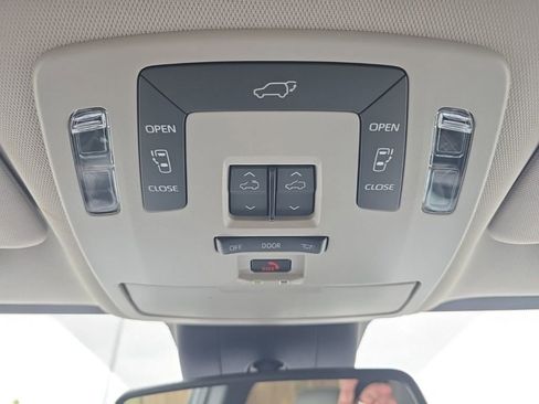 Used 2025 Toyota Sienna XLE image 34